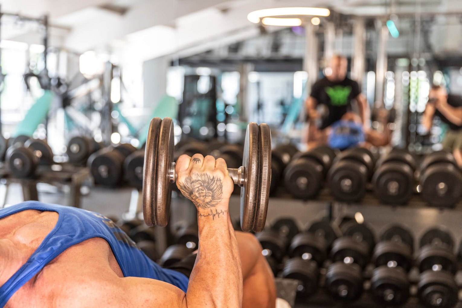 Mann beim Hanteltraining in Tobi's Gym