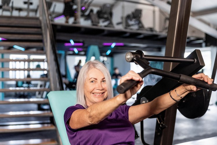 Frau trainiert bei Tobi's Gym am Gerät