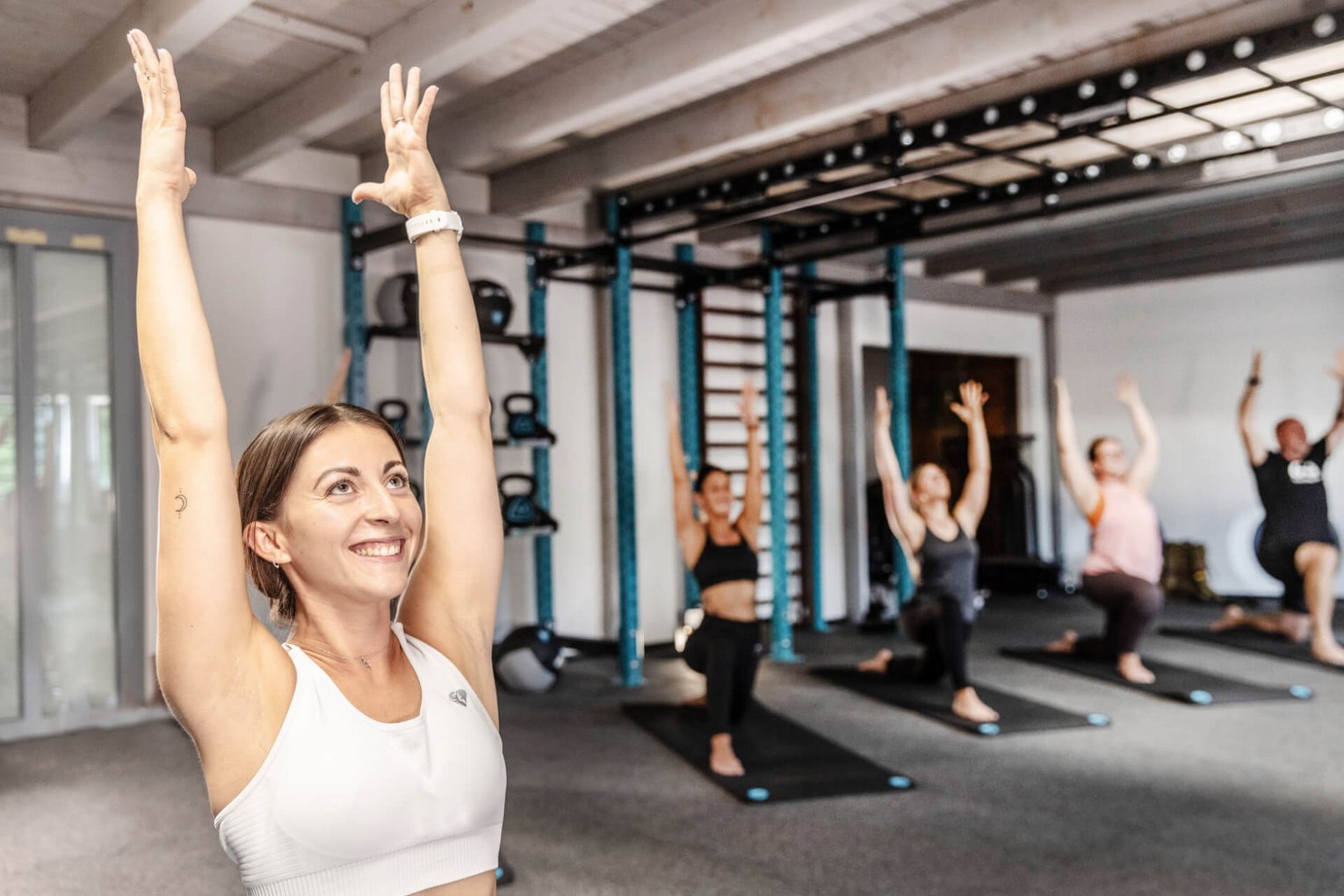 Mehrere Frauen betreiben Yoga in Tobi's Gym